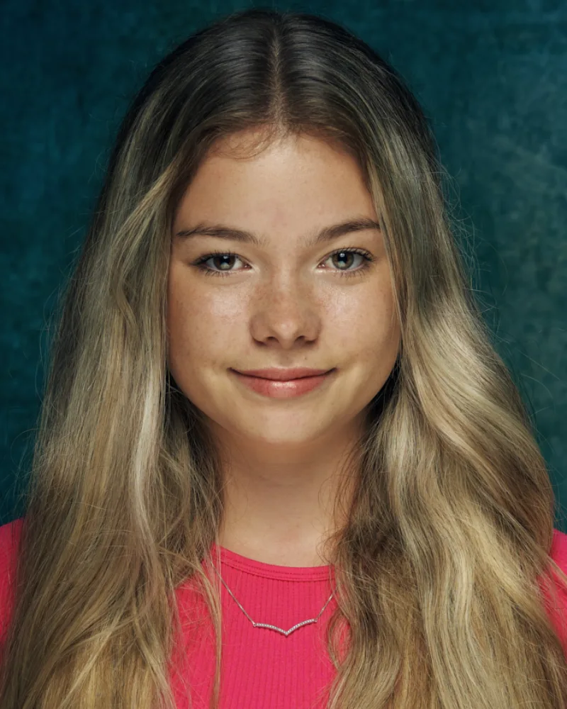 Actor headshot of Amber Gibbons in the studio